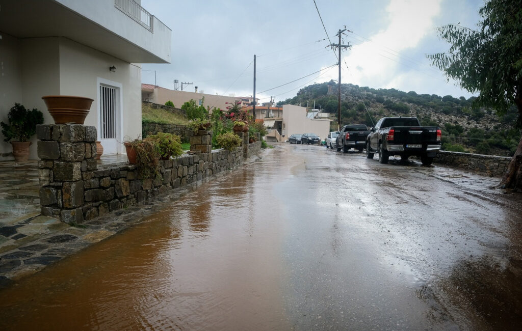Προβλήματα από την κακοκαιρία στο Ηράκλειο Κρήτης – Πού έχει διακοπεί η κυκλοφορία
