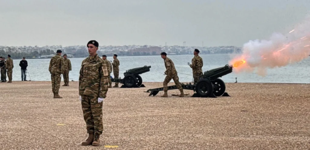 Η Θεσσαλονίκη γιορτάζει: Εντυπωσιακές εικόνες από τους 21 κανονιοβολισμούς στον Λευκό Πύργο – Με τιμές η έπαρση της ιστορικής σημαίας – ΒΙΝΤΕΟ