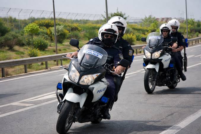 Καταδίωξη 39χρονου διακινητή σε διόδια στην Εγνατία Οδό – Είχε στοιβάξει τέσσερις μετανάστες