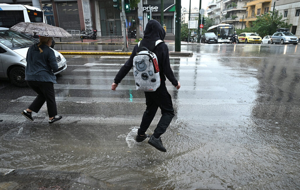 Σφοδρή βροχόπτωση στην Αθήνα – Ξεκινά 48ωρο με έντονα φαινόμενα, κόκκινη προειδοποίηση από την ΕΜΥ