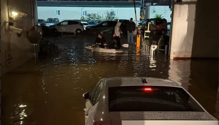 «Πνίγηκε» η Κωνσταντινούπολη: Νεκρός 14χρονος από ηλεκτροπληξία, ποτάμια οι δρόμοι, χιλιάδες κλήσεις για βοήθεια – ΕΙΚΟΝΕΣ