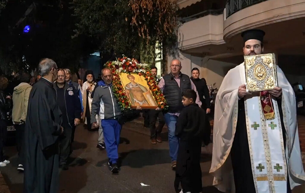 Ο μικρός Αϊ-Δημήτρης της Γούβας: Μια διαφορετική λιτάνευση στη γειτονιά του Αγίου Αρτεμίου – Ο εσπερινός και τα κεράκια