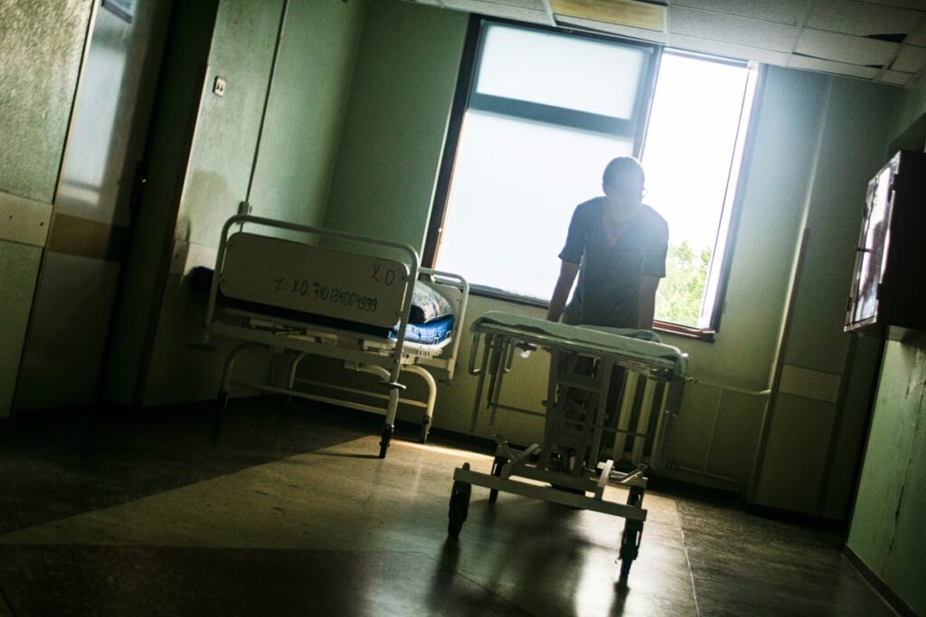Θεσσαλονίκη: Λουκέτο και επίσημα στην κλινική «κολαστήριο» – Σε αγώνα δρόμου για τη μεταφορά των ασθενών και την εξασφάλιση κλινών