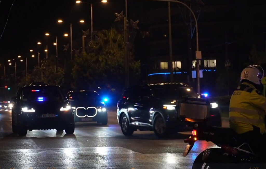 Η γιγαντιαία πομπή 32 οχημάτων του Μάρκο Ρούμπιο και η είσοδος στο ξενοδοχείο – Η ομιλία του με φόντο την Ακρόπολη – Δείτε βίντεο