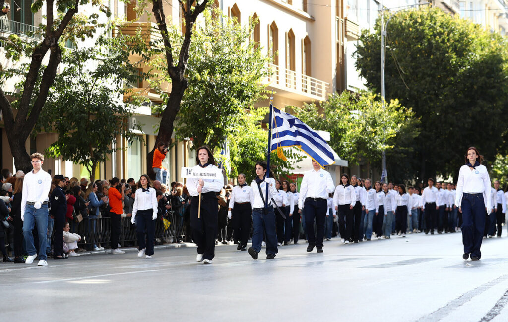 Με υπερηφάνεια η μαθητική παρέλαση για την επέτειο της 28ης Οκτωβρίου στη Θεσσαλονίκη