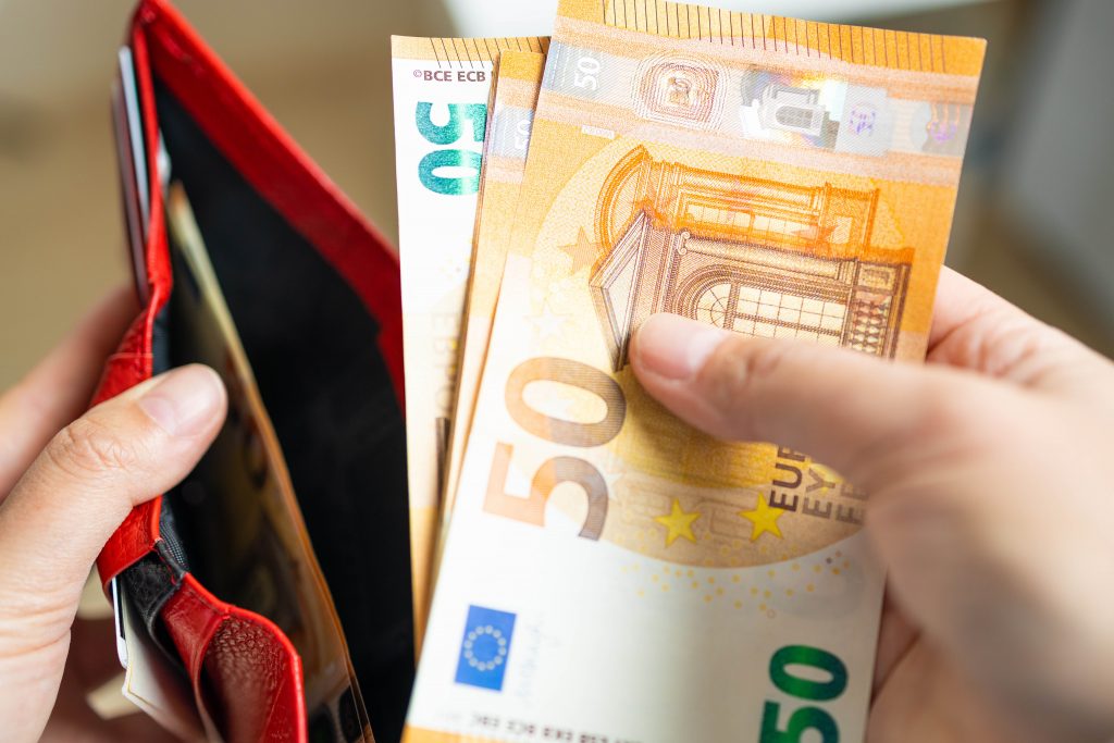 Η αντικαταβολή μένει, τα μετρητά φεύγουν – Όλες οι νέες ρυθμίσεις