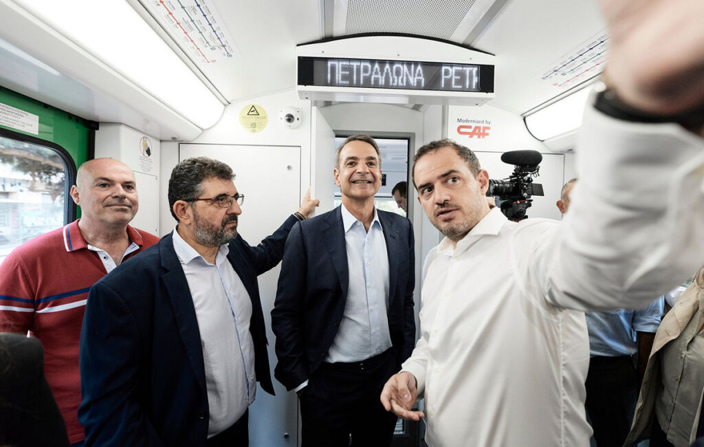 Το πρώτο δρομολόγιο του Κ. Μητσοτάκη με τον πρώτο ανακατασκευασμένο συρμό του ΗΣΑΠ – «Η αναβάθμιση των ΜΜΜ σε πρώτη πολιτική προτεραιότητα»