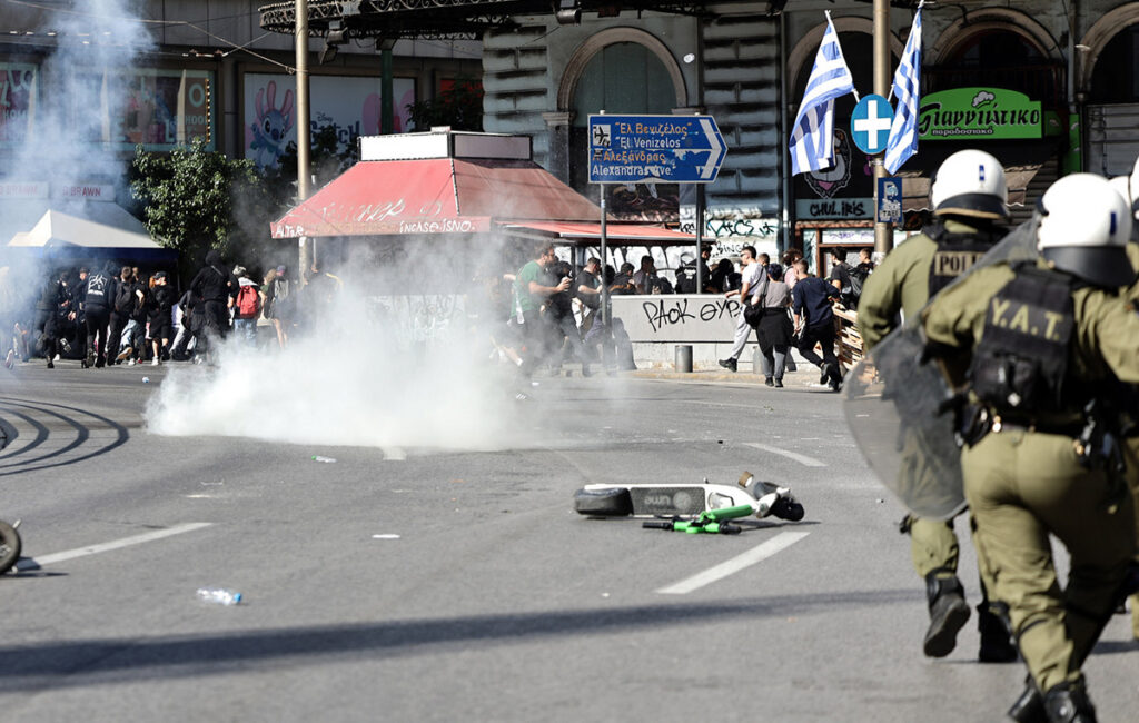 Επεισόδια στην Ομόνοια μετά το τέλος του πανεκπαιδευτικού συλλαλητηρίου – Χημικά, πέτρες και κρότου λάμψης