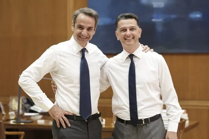 «Από πού αμείβεται ο ‘εθελοντής’ διευθυντής του γραφείου Μητσοτάκη στη Βουλή;» – Απαντήσεις ζητά η ΕΛΑΣ για το ρόλο του Μιχάλη Μπεκίρη