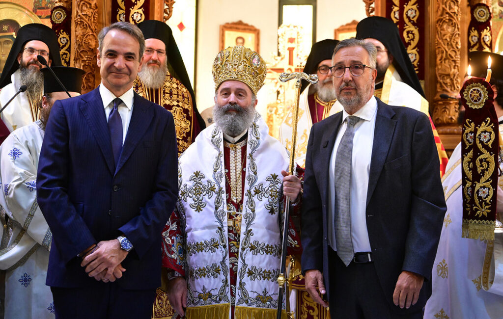 Στον Άγιο Δημήτριο για τη Θεία Λειτουργία ο πρωθυπουργός – Τα συγχαρητήρια του Αρχιεπισκόπου Αυστραλίας