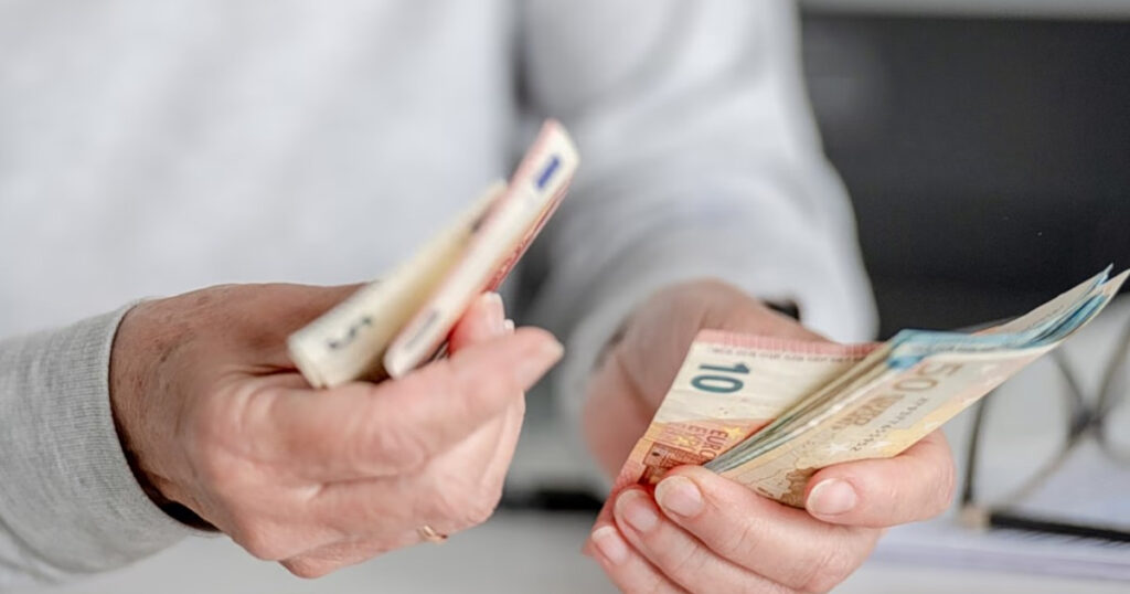 ΟΠΕΚΑ: Πληρώνονται σήμερα τα επιδόματα – Πότε θα δουν χρήματα στους λογαριασμούς οι δικαιούχοι