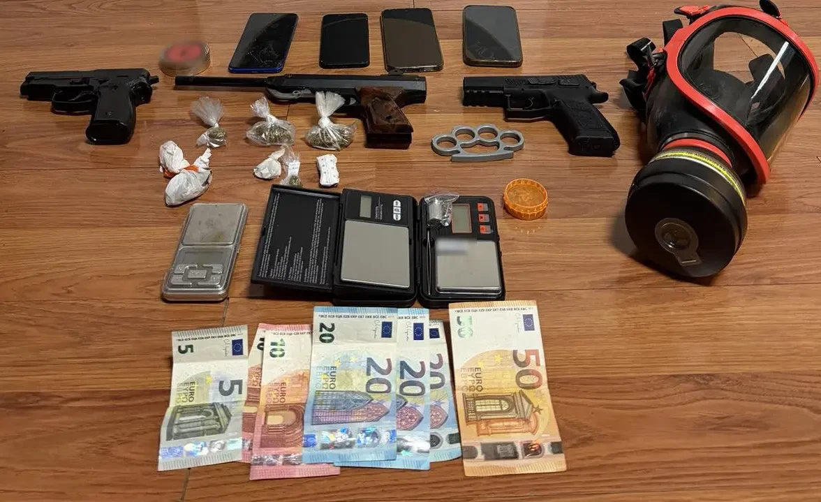 Εξαρθρώθηκε συμμορία νεαρών που διακινούσε ναρκωτικά σε Θησείο και Κεραμεικό – 17χρονος ο συντονιστής