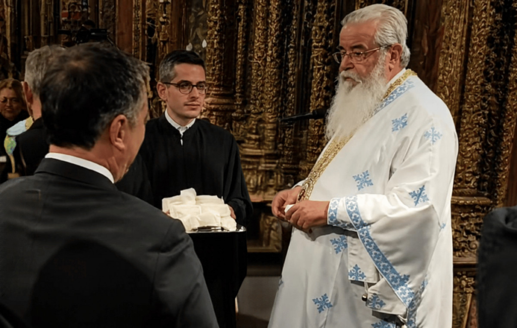 Το αμήχανο τετ α τετ του Μητροπολίτη Κοζάνης με τον δήμαρχο στην Θεία Λειτουργία: «Εσύ ποιος είσαι;»