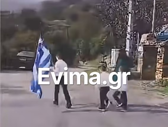 28η Οκτωβρίου: Μαθητική παρέλαση με τρία παιδάκια του Δημοτικού στο Κόμητο Ευβοίας