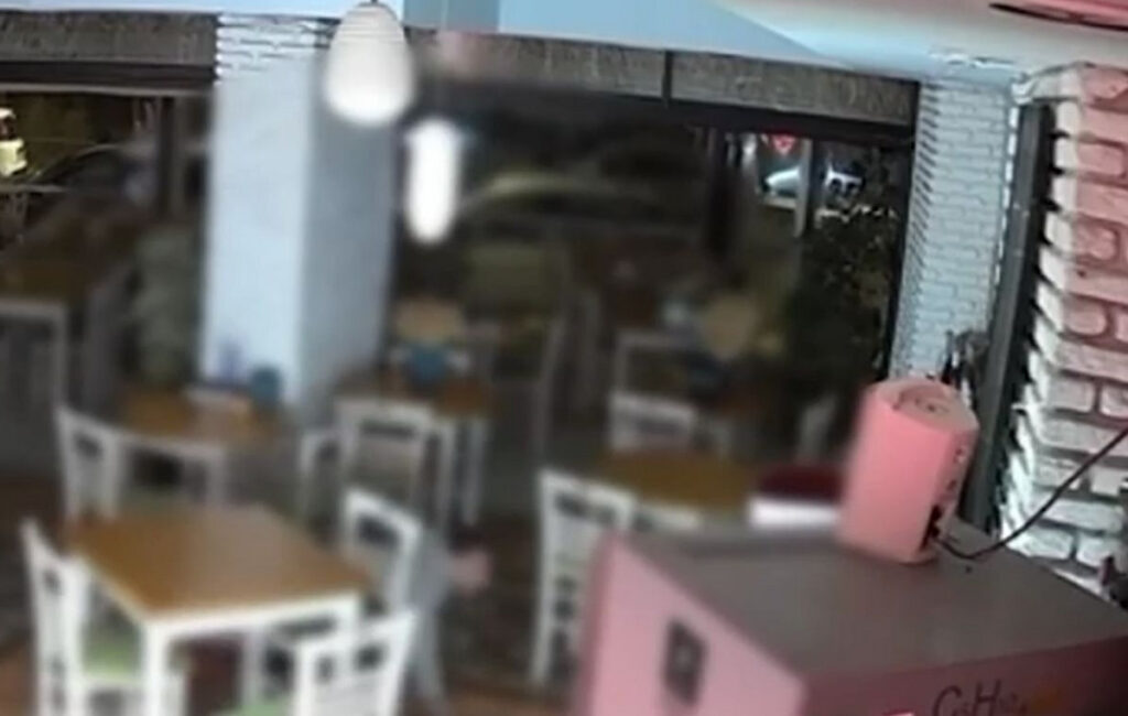Μπουσουλούσε για να μην τον δουν, αλλά τον «πρόδωσε» η κάμερα – Ο διαρρήκτης από τον Πειραιά που έγινε θέαμα στο TikTok