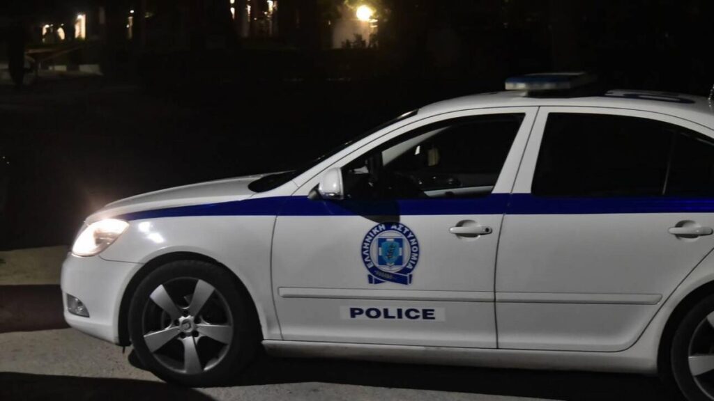 Βόλος: Κουκουλοφόροι εισέβαλαν σε πρακτορείο τυχερών παιχνιδιών τα ξημερώματα – Έσπασαν την τζαμαρία με τσιμεντόλιθο