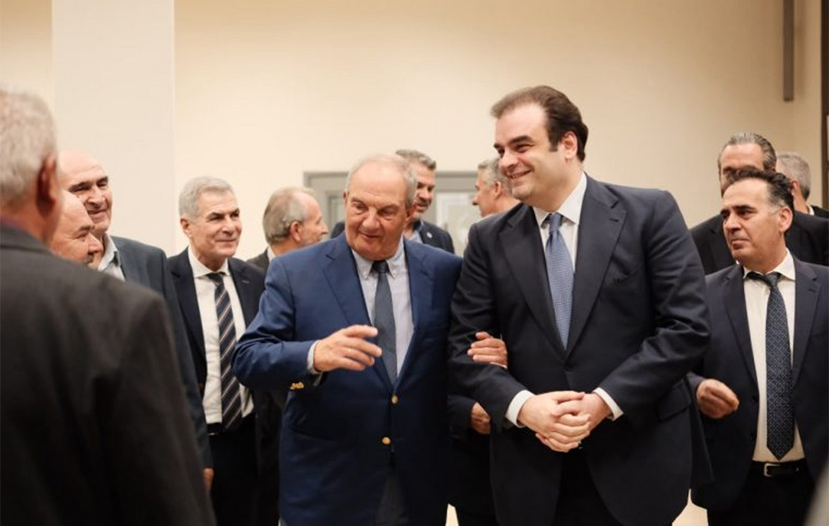 Πιερρακάκης με Καραμανλή και Κοντό στο ΣΕΚΕ: Οι αυξήσεις στη φορολογία των καπνικών προϊόντων θα τεθούν σε ισχύ από το 2036