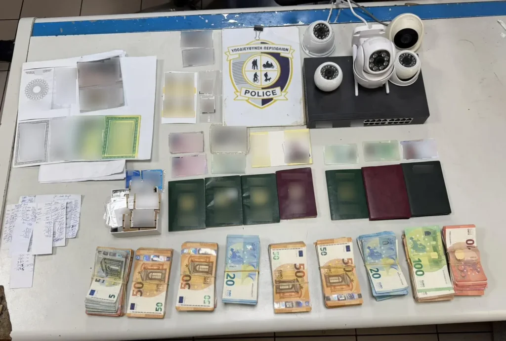 Διακινούσαν πλαστά ταξιδιωτικά έγγραφα στην Ομόνοια – Το κατάστημα «βιτρίνα» με τα κινητά τηλέφωνα