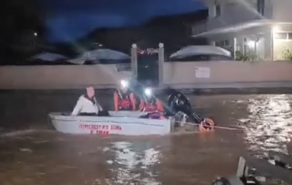 Συναγερμός στο Νότιο Πήλιο από την κακοκαιρία: Επιχείρηση απεγκλωβισμού ζευγαριού από τα ορμητικά νερά – Δείτε βίντεο