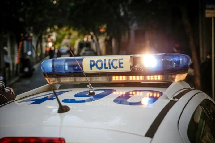Νίκαια: 17χρονος χτύπησε στην κοιλιά έγκυο και της άρπαξε πορτοφόλι με χρήματα – Συνελήφθη στο Πέραμα