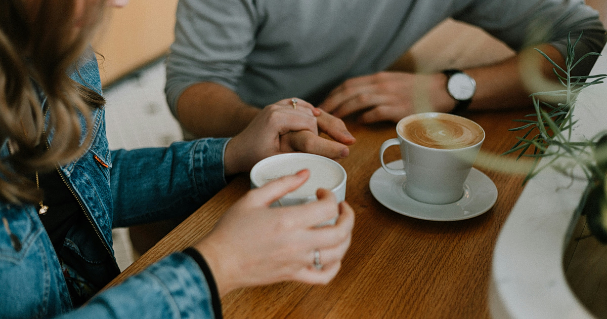 Καφές με… δόσεις: Πόσο κοστίζουν πλέον ο freddo espresso και ο cappuccino – Η συνήθεια που κόβουν για να γλιτώσουν χρήματα