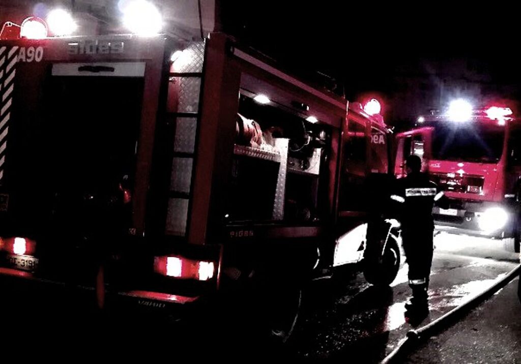 Φωτιά σε σπίτι στην Πάτρα – Οι πυροσβέστες έσωσαν άνδρα που είχε εγκλωβιστεί