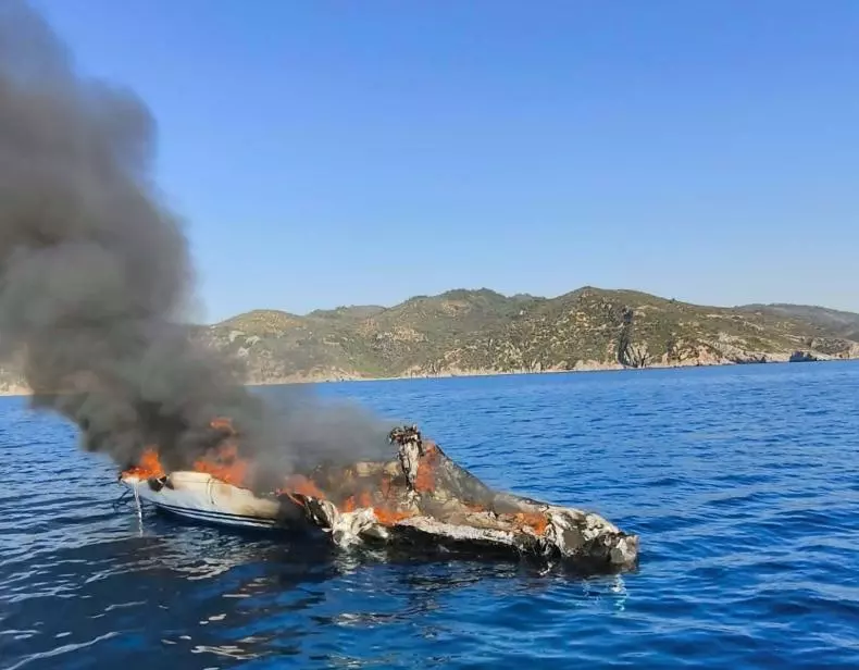 Λέσβος: Πυρκαγιά σε ιστιοφόρο – Απομακρύνθηκε με ασφάλεια ένα άτομο