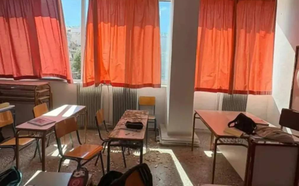 Πάτρα: Τμήμα οροφής έπεσε σε αίθουσα Λυκείου ενώ βρίσκονταν μέσα μαθητές