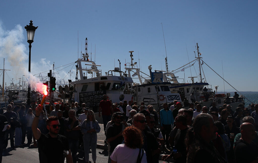 Κλιμακώνουν τις κινητοποιήσεις τους οι αλιείς της Θεσσαλονίκης – Μπλόκο σε φορτηγά με τουρκικά ψάρια στη Νέα Μηχανιώνα