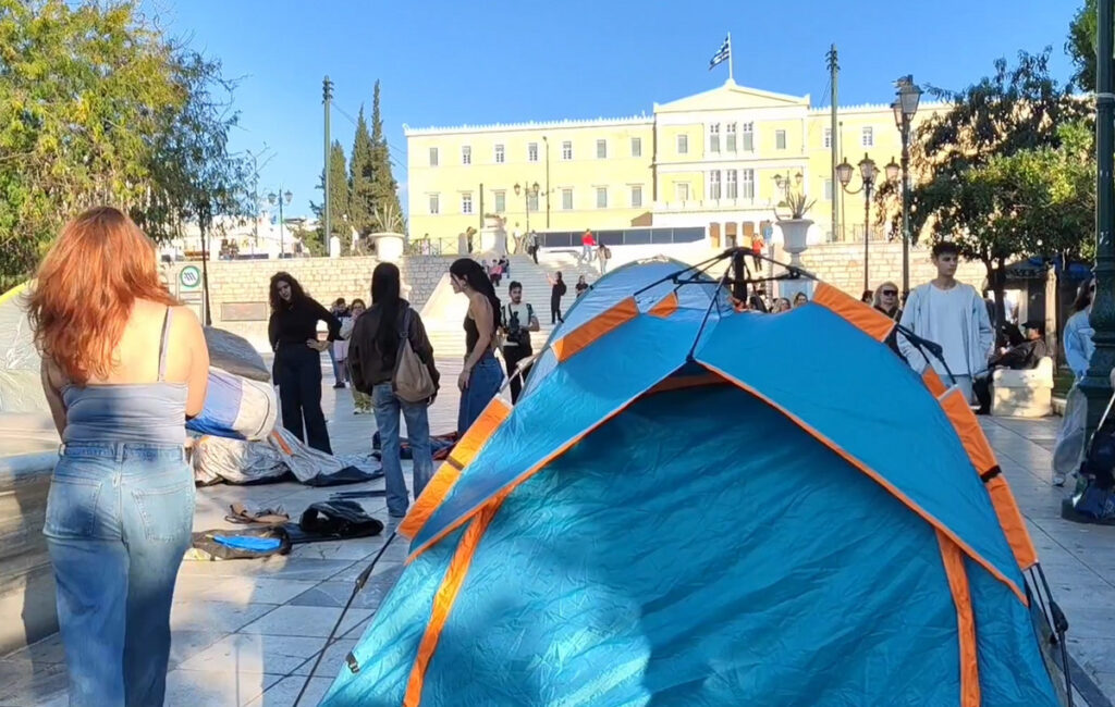 Το Σύνταγμα μετατρέπεται σε πεδίο διαμαρτυρίας: Φοιτητές στήνουν σκηνές δίνοντας το σύνθημα για την έναρξη νέου διημέρου κινητοποιήσεων