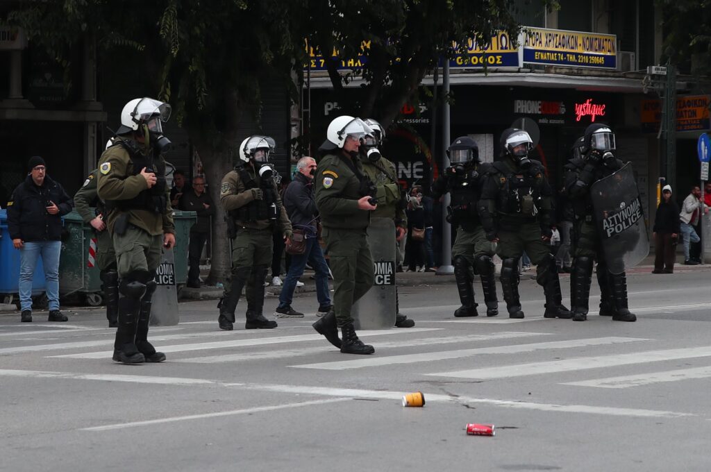 Θεσσαλονίκη: Χημικά και ξύλο σε διαδηλωτές στην αντιφασιστική συγκέντρωση για την ομιλία του χρυσαυγίτη Κασιδιάρη