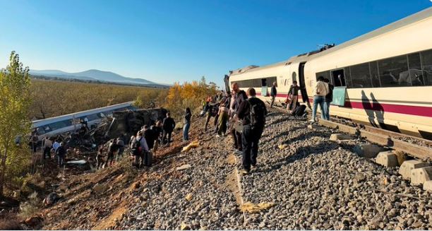 Ισπανία: Σύγκρουση τρένων υψηλής ταχύτητας – Αναφορές για τραυματίες