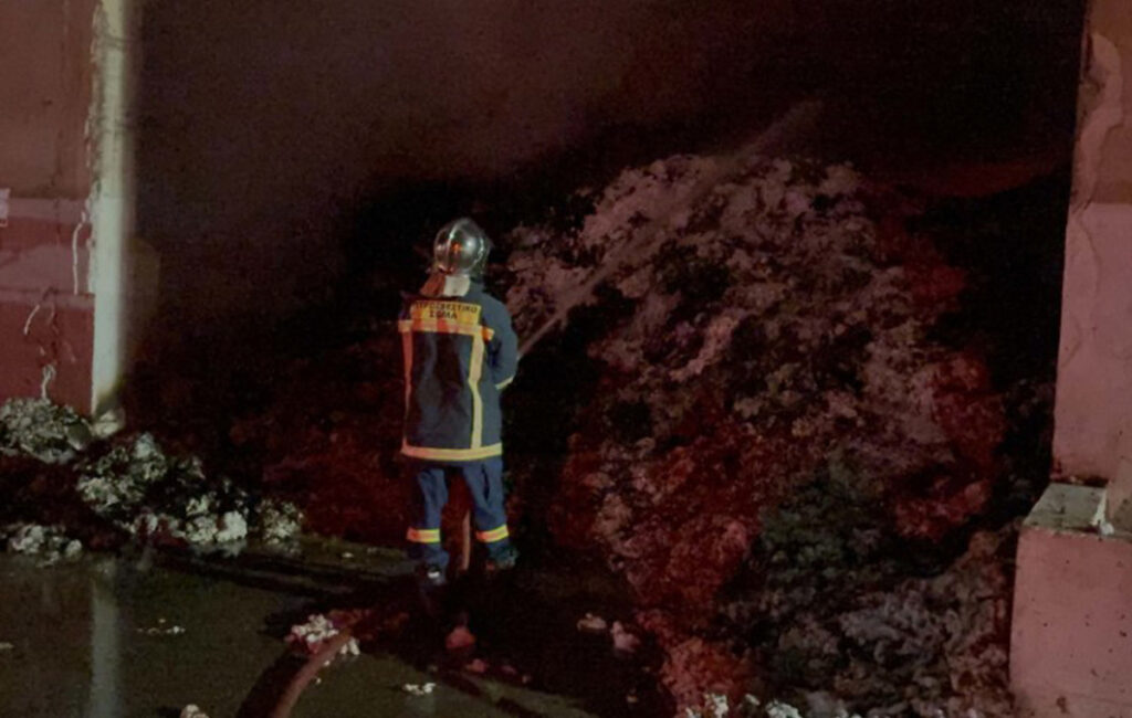 Φωτιά τώρα σε εργοστάσιο βάμβακος έξω από τα Τρίκαλα – Καίγονται έξι αποθήκες