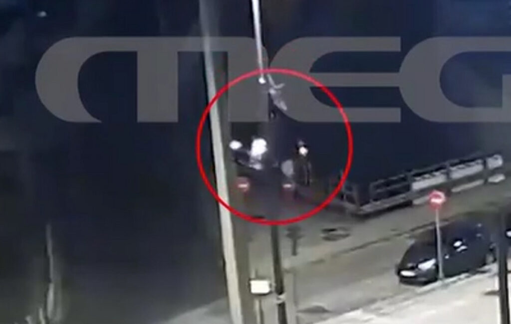 Καρέ καρέ το τροχαίο ατύχημα στην Καλλιθέα – Στο νοσοκομείο με τραύματα 27χρονη οδηγός μηχανής
