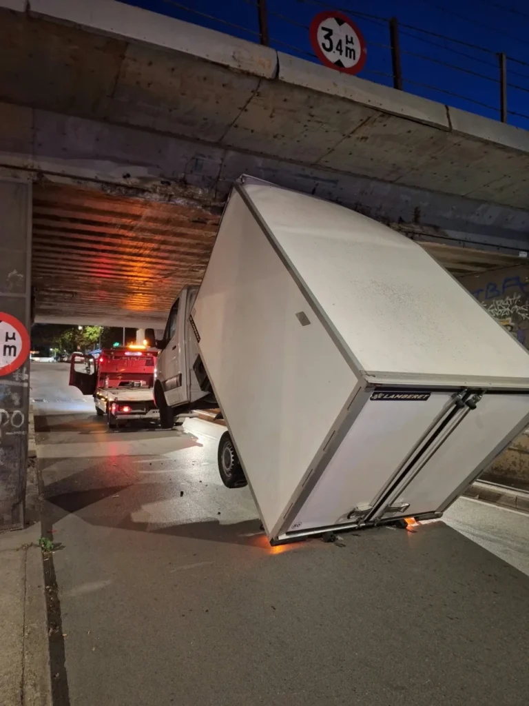 Θεσσαλονίκη: Φορτηγό πάνω σε γερανοφόρο όχημα «σφήνωσε» στη γέφυρα Αγίων Πάντων