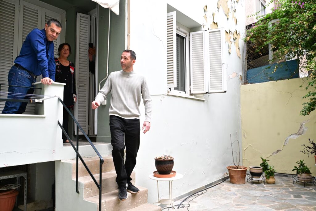 ΕΛΑΣ: Δίπλα στους «μετρόπληκτους» της Κυψέλης ο Τσίπρας – Ζωγραφισμένη στα πρόσωπά τους η αγωνία