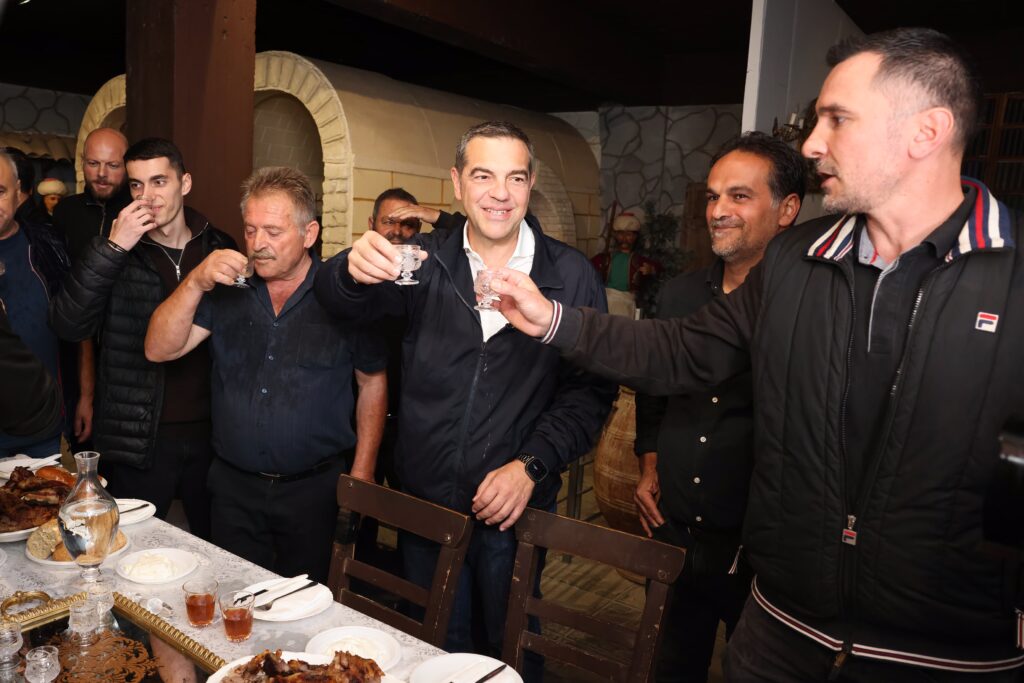 Ο Τσίπρας στην Κρήτη: «Τεράστιο λάθος που τους άφηκες 37 δισ. στα ταμεία – Δεν τους κάτεχες πως είναι κλέφτες;»
