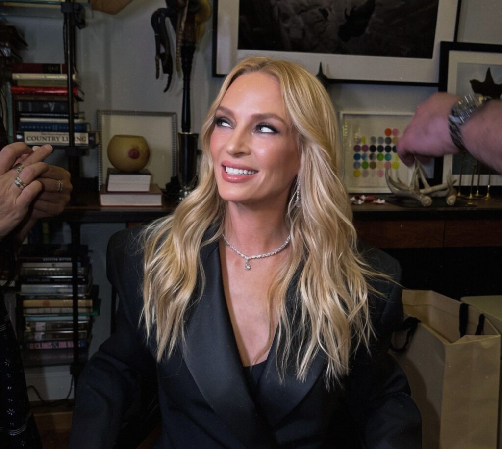Uma Thurman: Πιο όμορφη από ποτέ στην πρεμιέρα του Dexter – Γιατί αντιγράφουμε asap το μακιγιάζ και το χτένισμά της