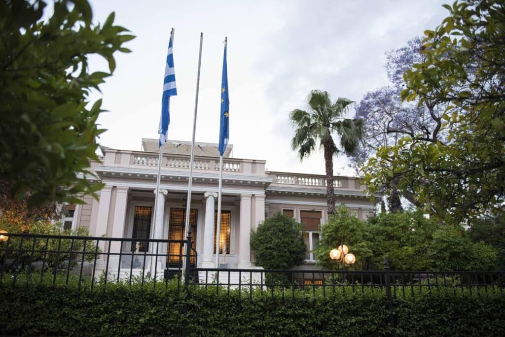 Μαξίμου: Επιχειρεί να μαζέψει τα ασυμμάζευτα του ξεπλύματος Κυρανάκη στη Χρυσή Αυγή, αλλά δεν αποδοκιμάζει
