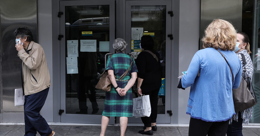 Συνταξιούχοι: Τρεις πληρωμές μέχρι το τέλος Νοεμβρίου – Τι χρήματα θα λάβουν