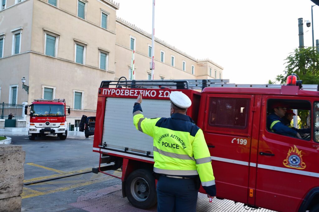 Έληξε ο συναγερμός στη Βουλή – Φάρσα το τηλεφώνημα για βόμβα