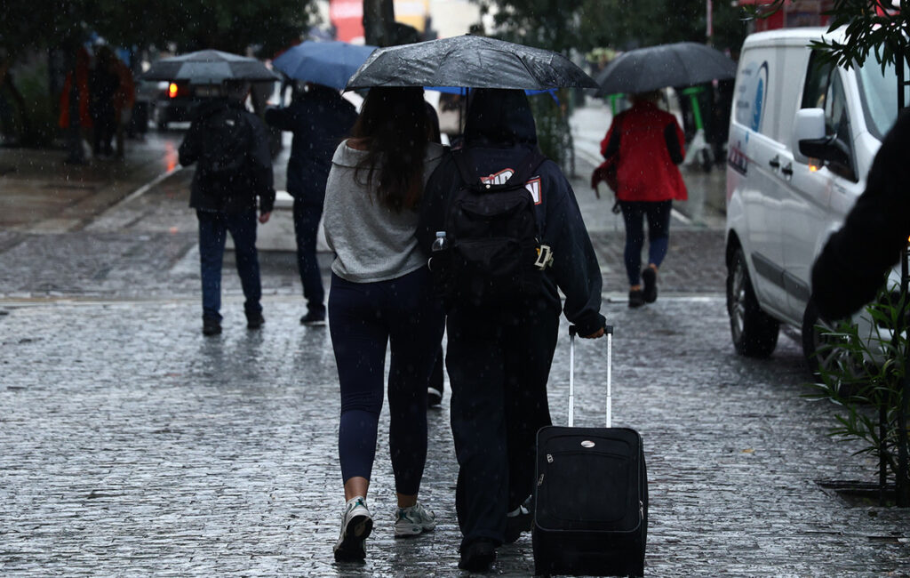 Καιρός: Βροχές, καταιγίδες και πτώση της θερμοκρασίας – Πόσο θα κρατήσει η νέα μίνι κακοκαιρία και τι θα γίνει την επόμενη εβδομάδα