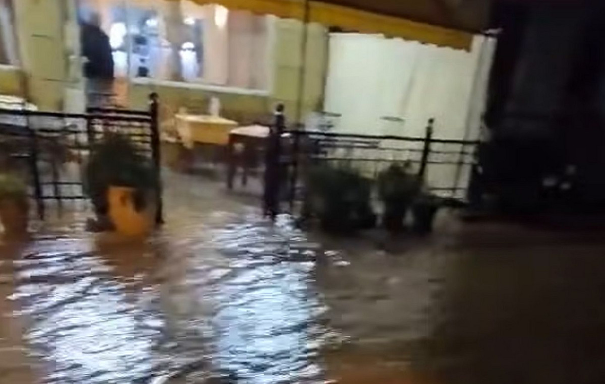 Κακοκαιρία στην Αττική: Πλημμύρισαν δρόμοι στη Γλυφάδα, κλειστή η Λεωφόρος Καραμανλή στη Βούλα
