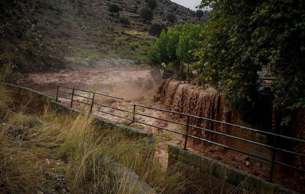 Σε συναγερμό παραμένει η Κρήτη: Δύσκολη κατάσταση στα Ζωνιανά, έκλεισε ετοιμόρροπη γέφυρα