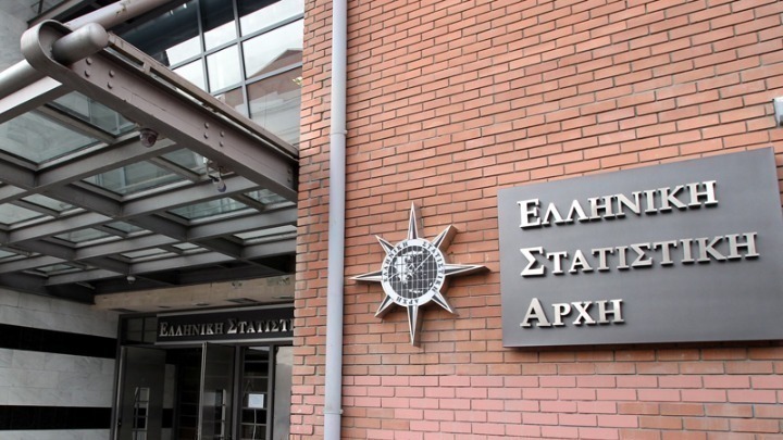 ΕΛΣΤΑΤ: Η κατανάλωση «τρέχει» ταχύτερα από τα εισοδήματα των νοικοκυριών – Υποχωρεί κι άλλο η αποταμίευση