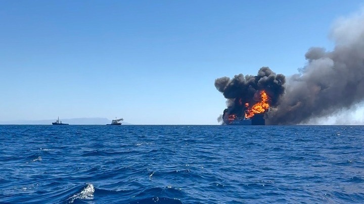 Ρουμανία: Επτά αγνοούμενοι έπειτα από πυρκαγιά σε δεξαμενόπλοιο – Η ΕΕ θα συζητήσει την επιβολή μορατόριουμ στις επιθέσεις στη Μαύρη Θάλασσα