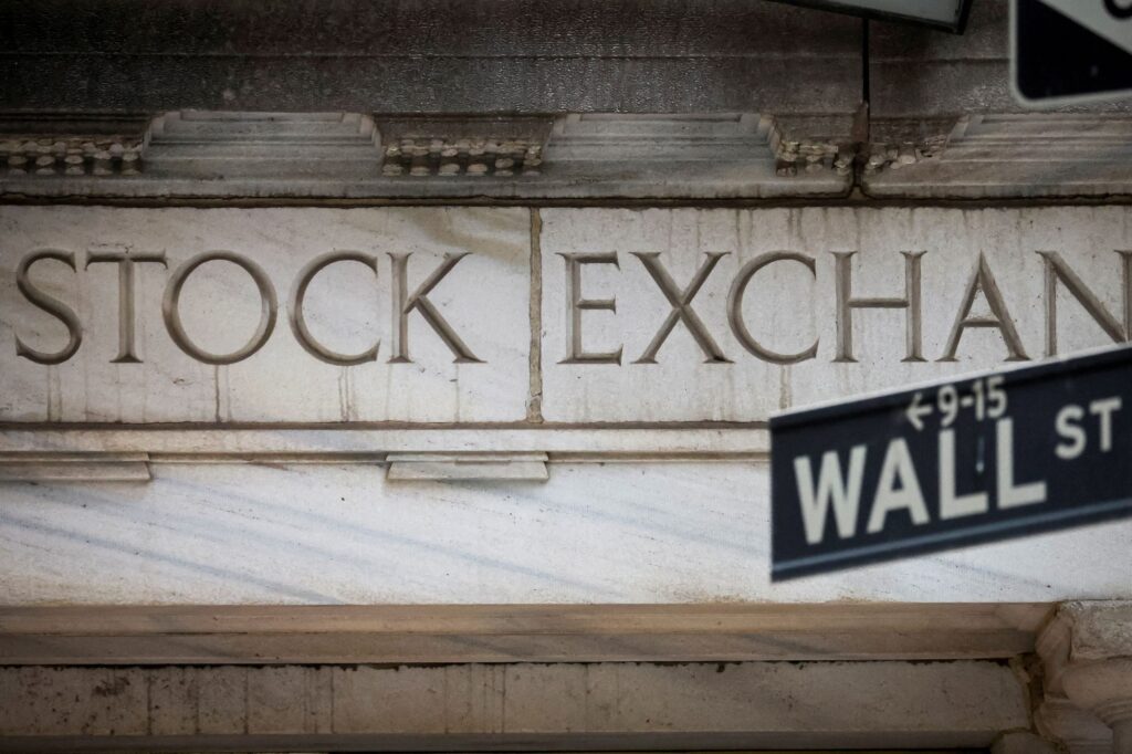 Wall Street: Άνοδος για τον Nasdaq, μικρή πτώση για S&P 500 και Dow Jones – «Φρένο» στις προσδοκίες για νέα αύξηση επιτοκίων