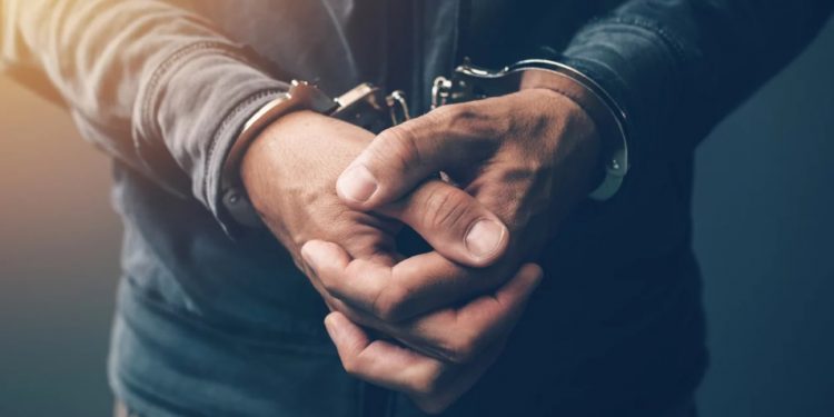 Συνελήφθη που βίασε 17χρονη και την κρατούσε σε διαμέρισμα επί δύο μέρες για να μην τον καταγγείλει