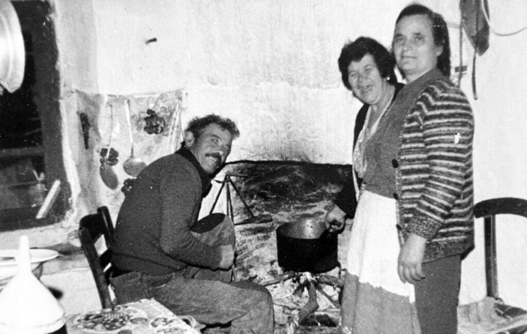 Χοιροσφάγια στη Βόρεια Άνδρο: Το έθιμο πριν από την έλευση του χειμώνα, οι μυρωδιές και τα τραπέζια που ένωναν τις γειτονιές