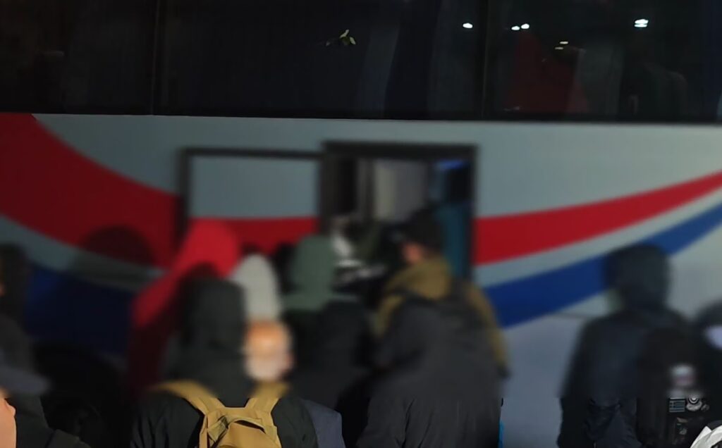 Χωριάτικο: Στον εισαγγελέα οδηγήθηκαν οι 59 συλληφθέντες – Με δύο λεωφορεία από τη ΓΑΔΑ στην Ευελπίδων